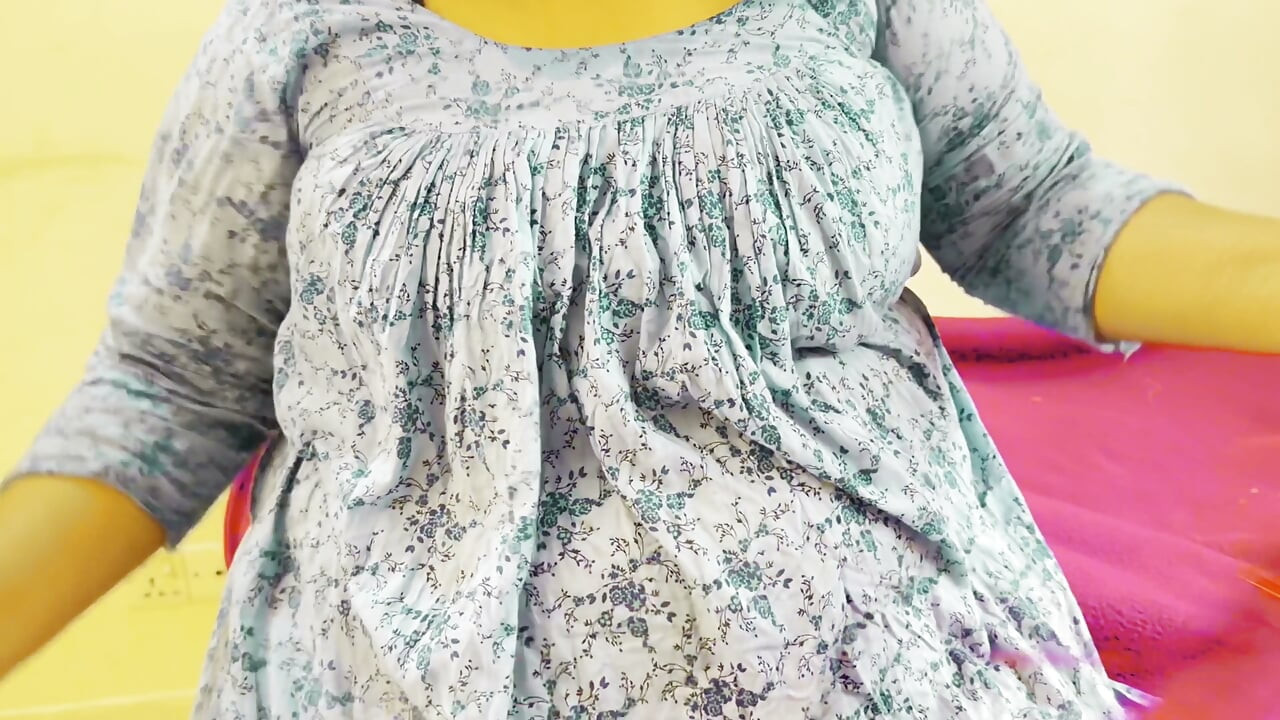 Büyük götlü teyze büyük memeler için sutyen giymeye çalışıyor ama yırtıyor. Üvey oğul onu siktiğinde - iki kez boşalıyor