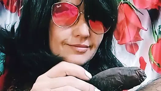 Sürtük evli kadın güneş gözlüklü oral seks yakın çekim