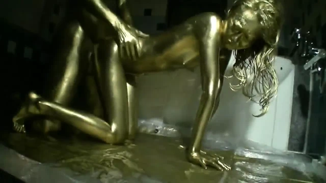 Altın boya ile sikişmek