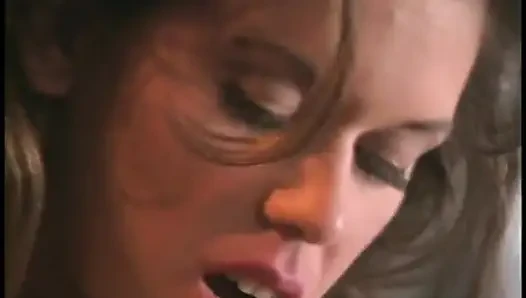 Seksi ve azgın kız dizlerinin üzerinde büyük bir yarakla derin bir sakso çekiyor ve sonra sikişiyor