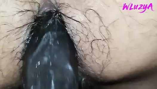 Amcığıma dokunuyor ve yavaşça götümü parmaklıyor, bana çok zevk hissettirmek için siyah bir dildo sokuyor