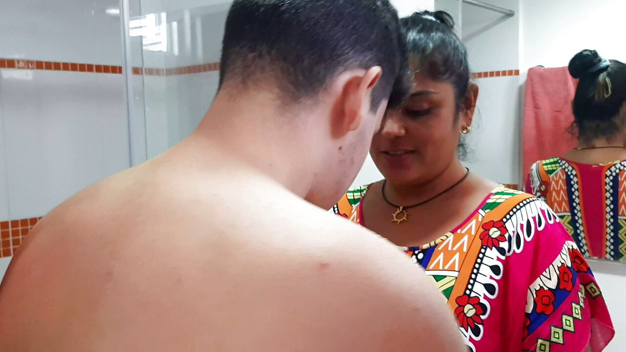 Üvey annem duşa giriyor ve bana lezzetli bir oral seks yapmak istiyor.