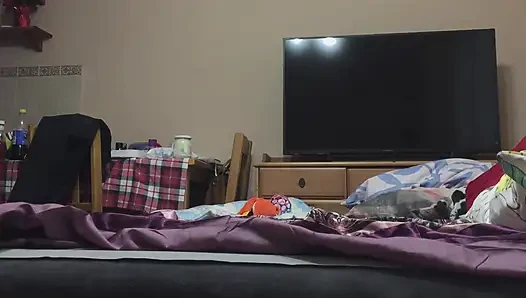 Endonezyalı kadın penis emiyor ve tetiği ağzına alıyor