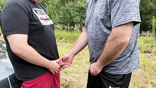 Sıcak bir yaz gününde açık havada çiftlik tarlasında sikişiyor