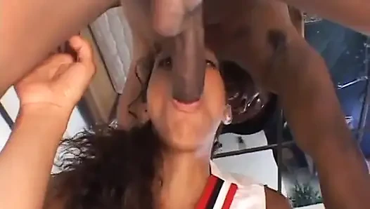 Güzel sevimli renkli kadın odada amını cam gibi bir yarakla sikiyor