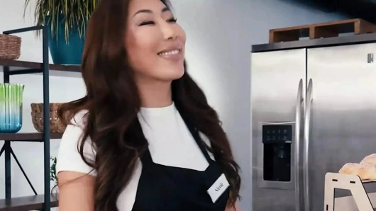 Nicole Doshi'nin cinsel arzularını tatmin etmesi gerekiyor ve ateşli garsonu Kazumi yardım etmeye hevesli olduğu için şanslı - twistys