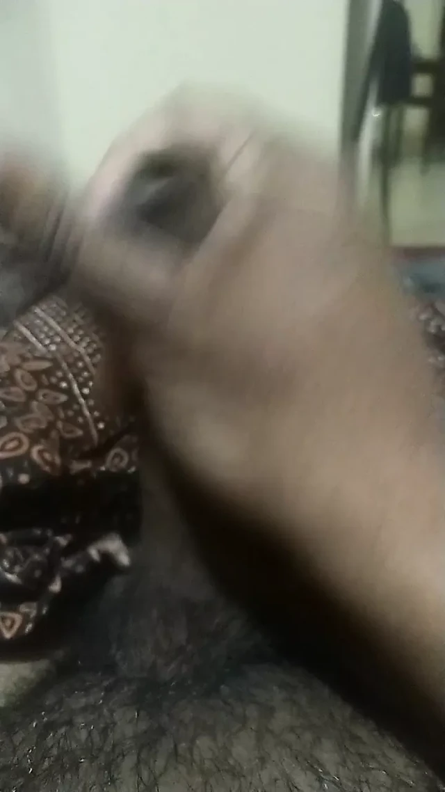 Teyze boşalana kadar mastürbasyon yapıyor