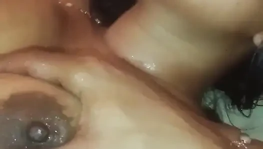 Seksi üvey kız kardeş queen4desi yağlı masaj sikişiyor 69