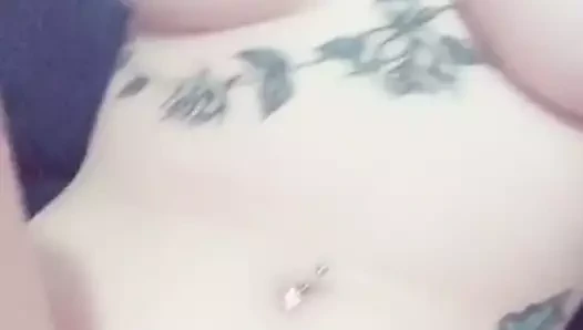 Peituda tatuada na siririca