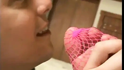 Белая вылизывает сочную чернокожую киску в гостиной