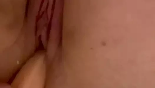 Yeni oyuncak, her iki deliği de sikiyor