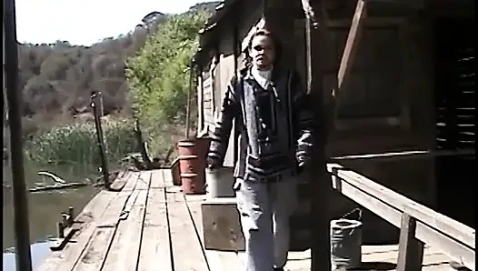 Ona ayakla muamele çekmek için bacaklarını geri çekiyor