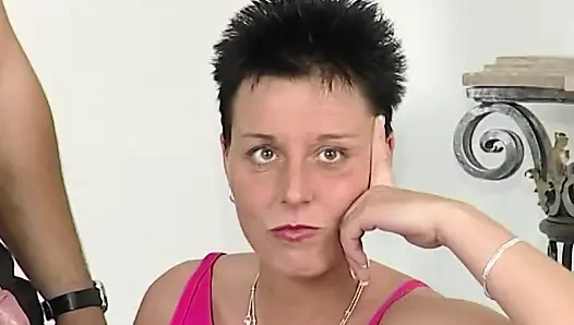 Baştan çıkarıcı orta yaşlı seksi kadın patlamalı orgazm için parmaklanıyor ve yarak emiyor