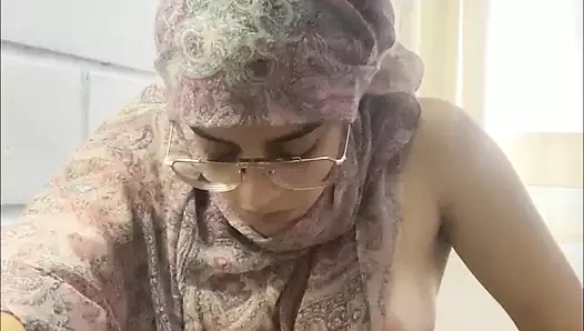 Kıllı koltuk altı, kıllı anüs ve kıllı vajinalı Arap mastürbasyon yapıyor ve sonra kıllarına canlı ağda yaptırıyor