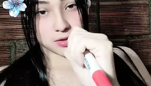 India mastürbasyon yapıyor ve büyük göğüslerini gösteriyor