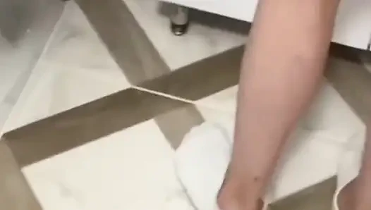 Aile yemeğinden sonra yaşlı üvey kız kardeşimle banyoda yalnızım