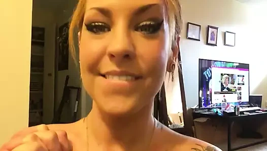 Komik ve tuhaf: kız kameranın önünde geğiriyor