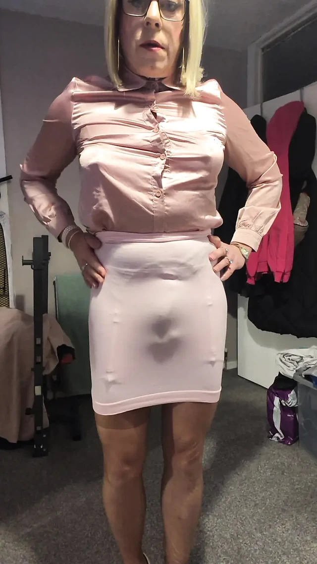 Külotsuz pembe etek şişkinlik