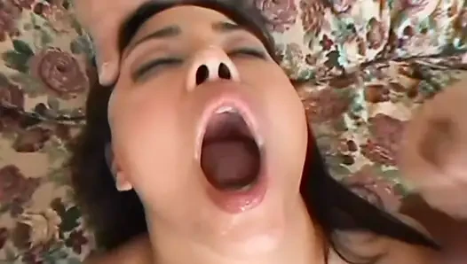 Asyalı genç kız götten çifte sikişiyor