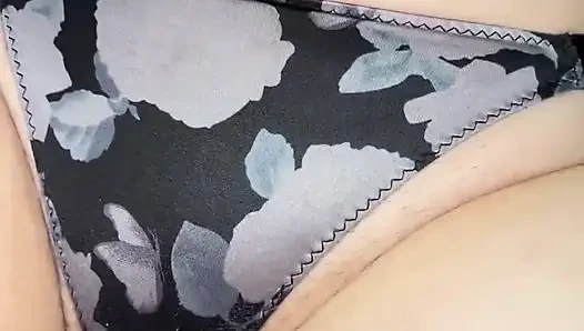 Bu sabah kıllı orta yaşlı seksi komşumun evine uğradım ve külotun her yerine boşaldım