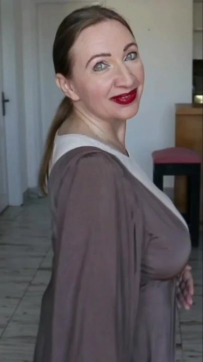 Гореща гърдаста бабичка