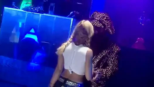 Azgın sarışın şiddetli domalarak sikişiyor