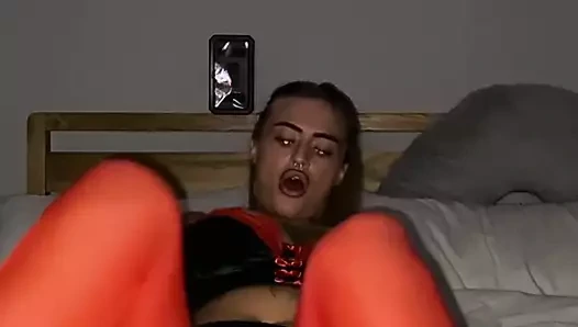 Büyük memeli dövmeli İskoç sürtük kendini sikiyor