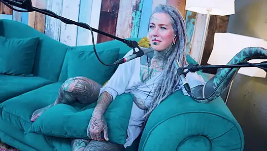 H hakkında konuşuyorum - mutluluk - asmr podcast sfw konuşuyor gotik sıska kız dreadlocks dövmeli model dövmeli kız