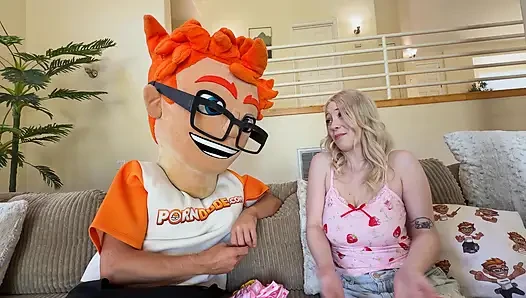 Gigi Sweets büyük memeli sarışın amcığını elle muamele ve domaltarak siktim
