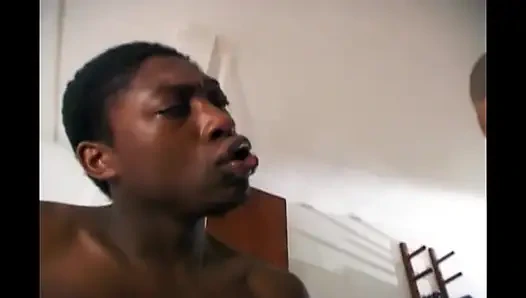 Beyaz adam 3 büyük zenci yarağı tarafından sikiliyor