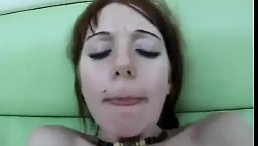 Brünettes teen mit piercing lutscht schwanz und wird dann von pOV gefickt