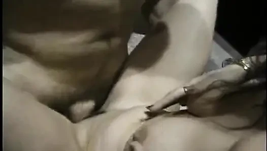 İki azgın orta yaşlı seksi kadın şanslı bir yarağı paylaşıyor