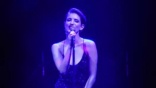 Seksi anna chipovskaya kalpleri söylüyor