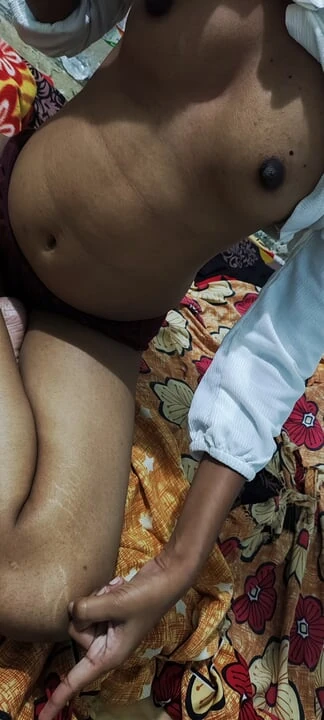 Genç üniversiteli kız birbirlerinin tadını çıkarmak için sevgilisinin odasına geliyor. Çok sinematik ifadeler bu videoda oluşturuldu.