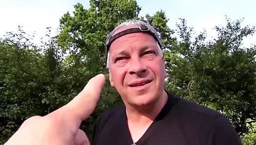 Die blonde Hausfrau beim wildpinkeln erwischt + mitgenommen