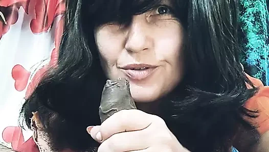 Patlayana kadar üvey oğlumun siyah yarağını sıvazlıyorum.