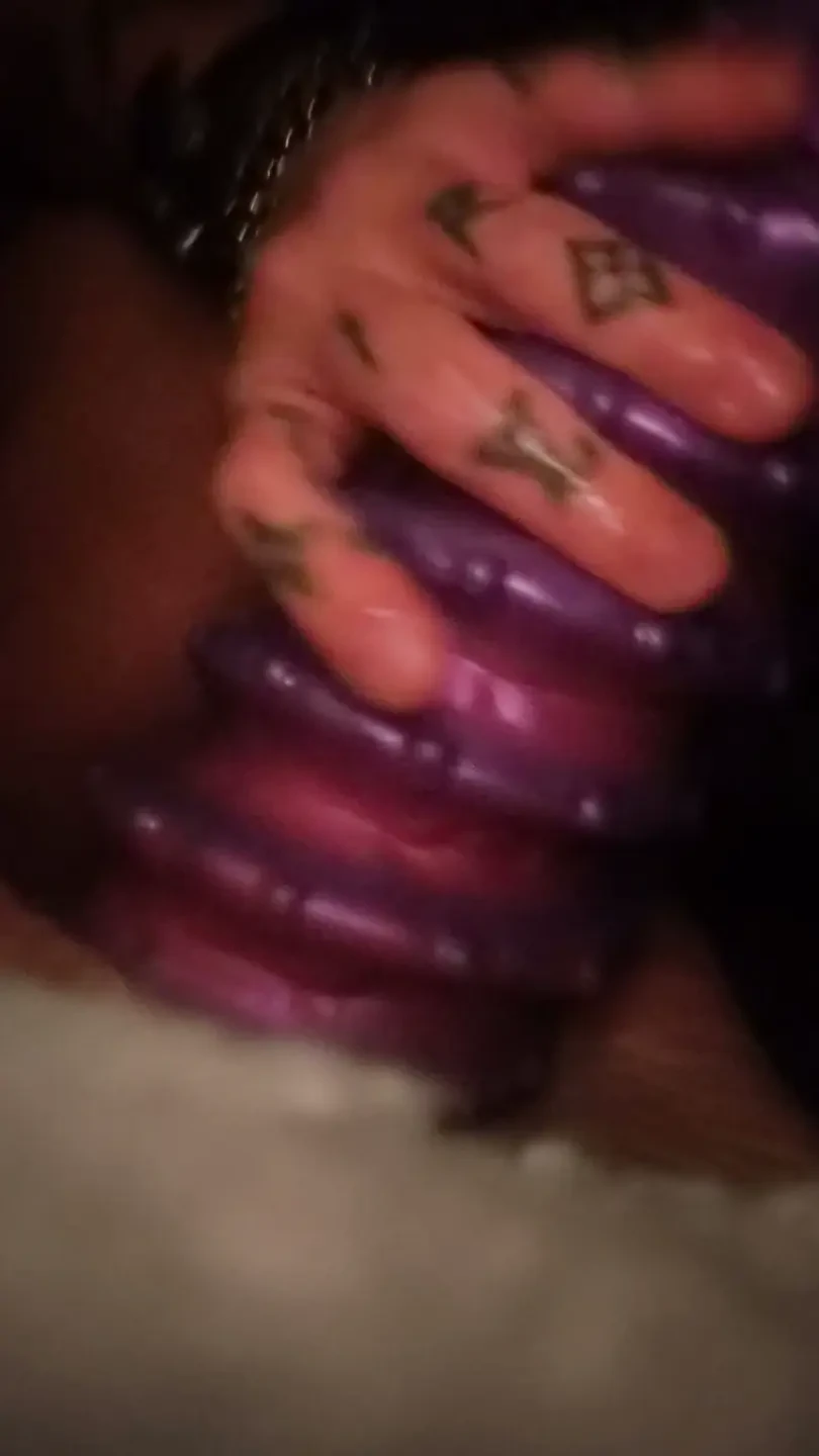 Curvă cu pizda largă se fut cu un dildo monstru