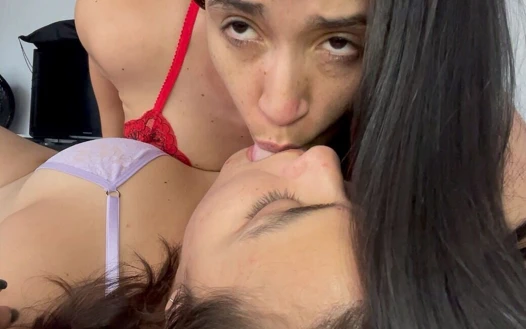 Birkaç lezbiyen dille sakso çekiyor