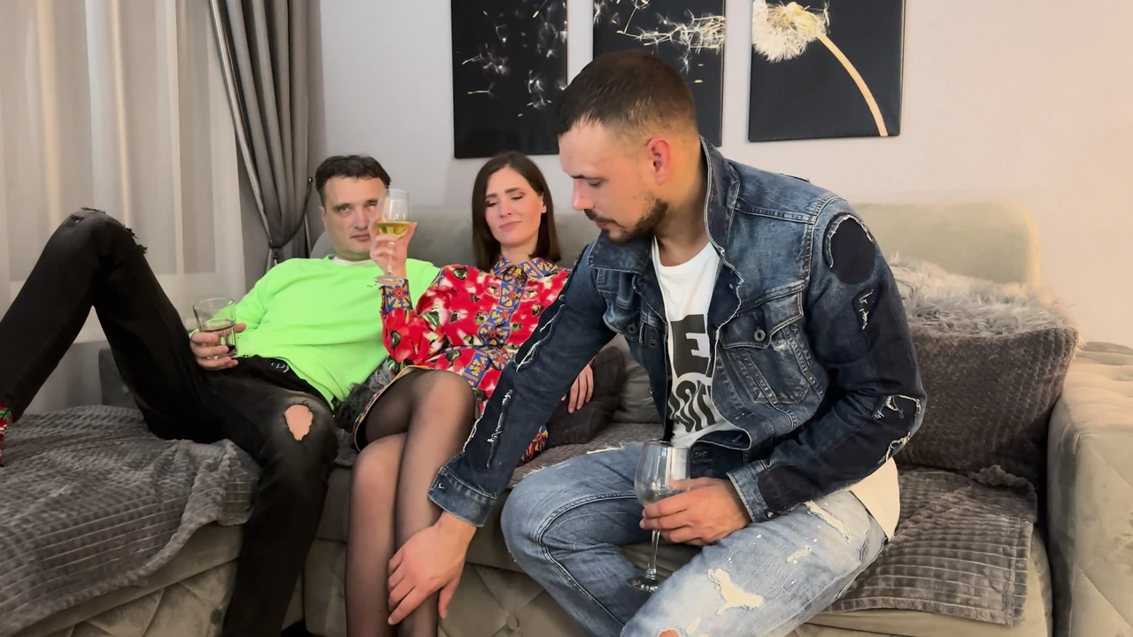 दोस्त को दोस्तों की पत्नी को चोदना पड़ता है, पति देख रहा है और बेचैन हो रहा है