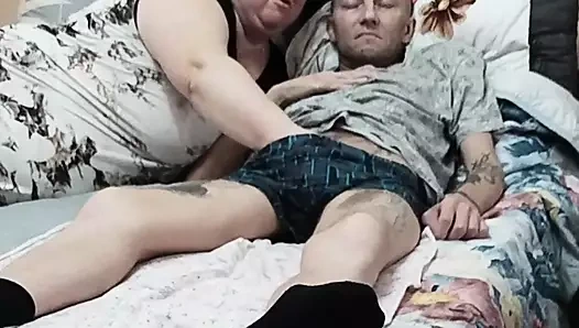 Gözlüklü kayınvalide boşalana kadar sikimi emiyor