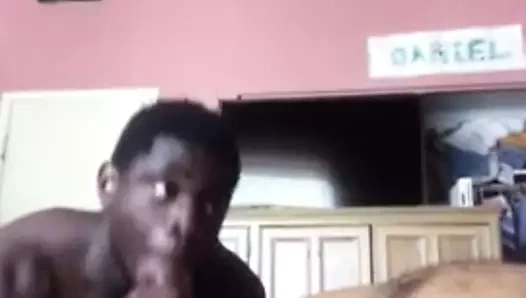 Siyah çocuk beyaz ayının horozunu emer