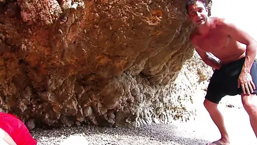 Plajda çifte penetrasyonlu üçlü seks