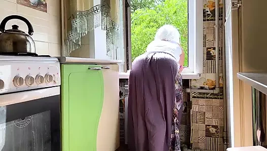 Büyük ve seksi bir eşek ile olgun milf (orta yaşlı kadin) yerde anal seks için bekledi