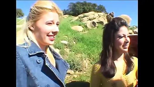 İki güzel genç biseksüel götünü sikiyor ve büyük bir yarakla ağzına boşalıyor