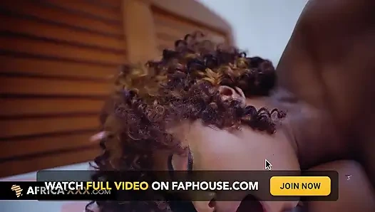 İri göğüslü Afrikalı genç kız yeni bir dildo deniyor