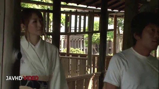 Japon jav baştan çıkarıcı hatun vahşi bir sikiş seansına önceden sakso çekiyor