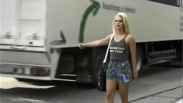 Alman üvey arka koltukta araba seks aldı