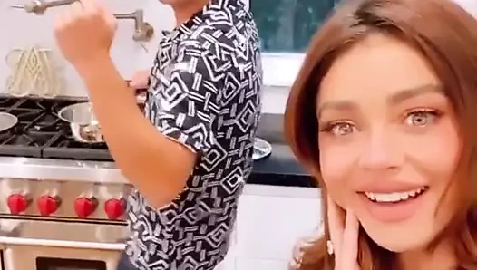 Sarah hyland evde açık gömlekli bencil