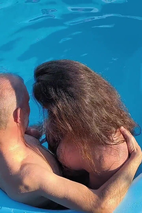 Üvey babamın havuzda arkadaşıyla sikişirken suçüstü yakaladım