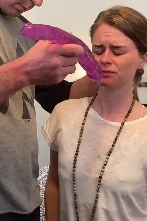Masum kız arkadaş büyük dildo ile gırtlağına kadar alıyor